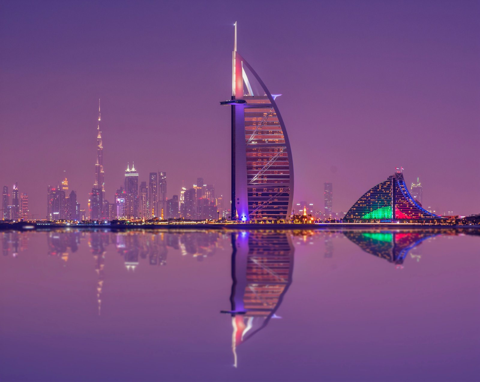 Skyline van Downtown Dubai bij zonsondergang